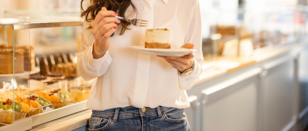 ケーキを食べる人