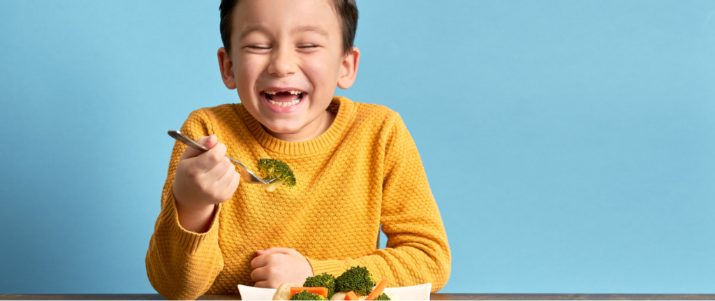 食事をする子ども